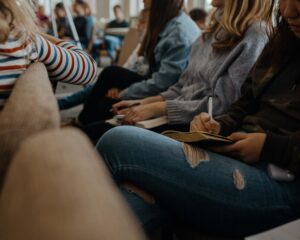 personas aguardando en una sala de espera