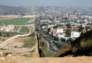 En la noticia se informa sobre el plan para acelerar los casos legales de las familias que llegan a la frontera México Estados Unidos. La imagen es una foto de esta frontera.