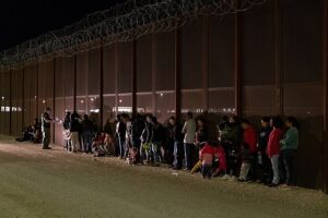 En esta nota informamos sobre las barreras lingüísticas y culturales a la hora de solicitar asilo en Estados Unidos. La imagen es de la frontera con México.