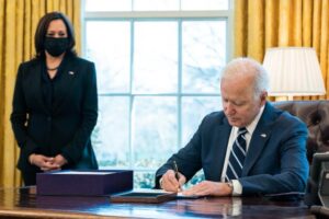 Mientras espera la aprobación de la Reforma Migratoria de Biden, la Casa Blanca lanza un nuevo plan de medidas migratorias. La foto es del presidente Biden en su despacho.