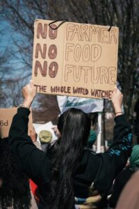 Esta nota es sobre el apoyo de los líderes empresariales a la Reforma Migratoria de Biden. La imagen es de una manifestación en apoyo a los trabajadores agrícolas.