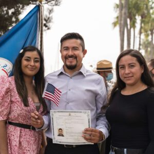 La nota explica cómo hacerse ciudadano americano. La imagen es de una ceremonia de naturalización en 2021.