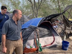 Nota sobre el avance de una nueva caravana de migrantes. La imagen es de la frontera.