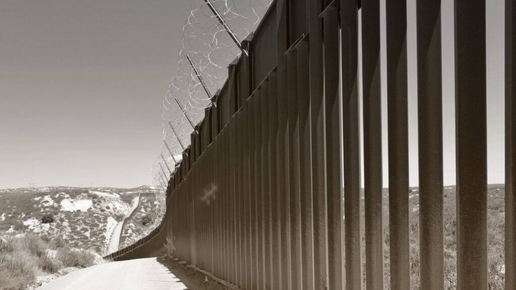 En línea con las políticas de Trump, continúa la construcción del muro fronterizo Estados Unidos-México en Texas