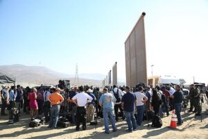 Nota sobre las nuevas obras a realizarse en el muro fronterizo. La foto es de cuando el mismo se encontraba en construcción.