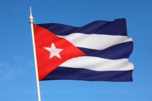 Bandera cubana en el cielo celebrando mejoras en la inmigracion cubana en los Estados Unidos