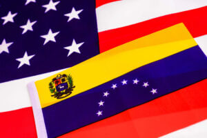 Banderas de Venezuela y Estados Unidos representando el nuevo programa migratorio