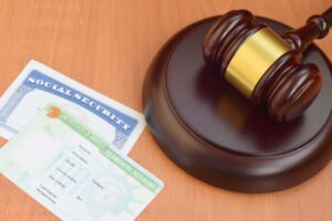 Cómo cancelar la deportación y obtener la green card a través de la ley de los diez años