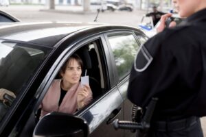 Mujer mostrando su licencias de conducir para inmigrantes