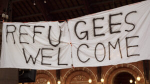 Cartel que dice bienvenidos refugiados en Estados Unidos