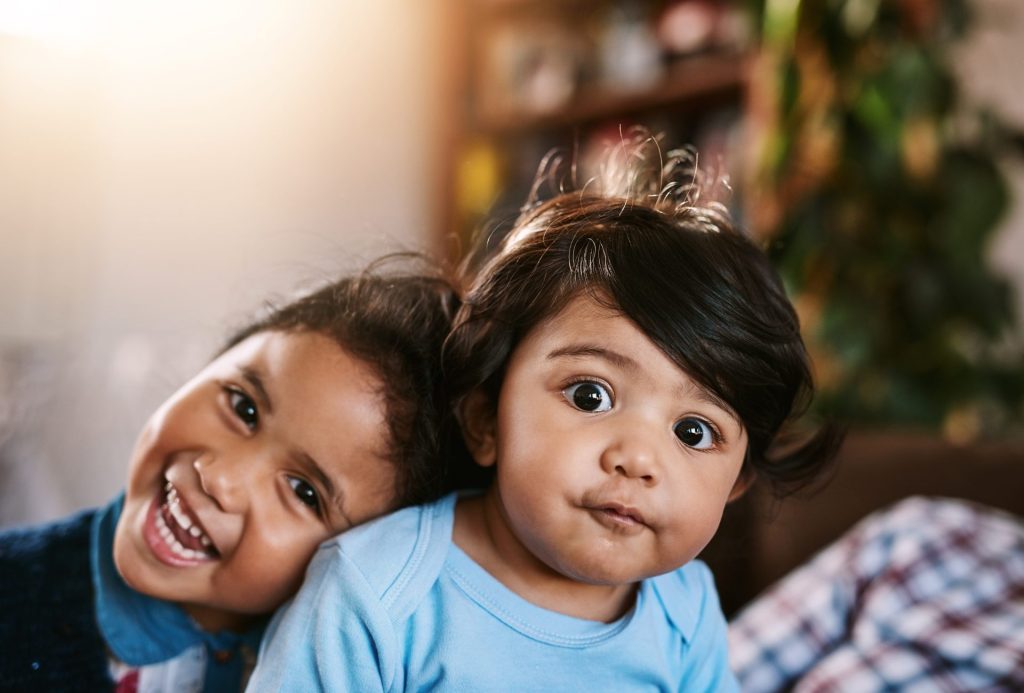 Retrato de dos hermanos reunidos