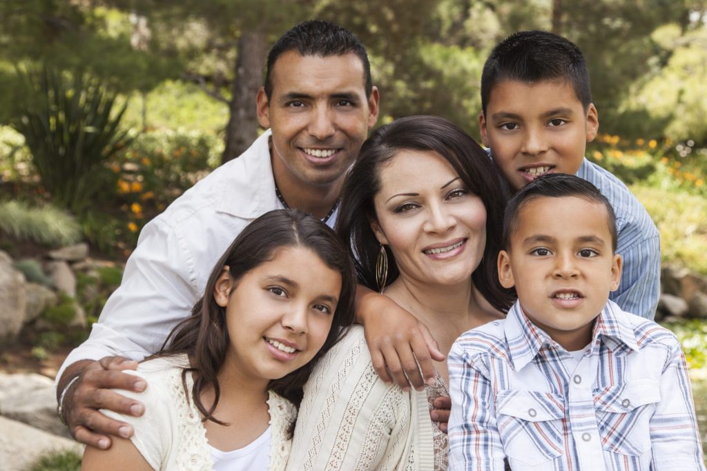 Retrato de familia hispana reunida gracias a la visa U para familiares